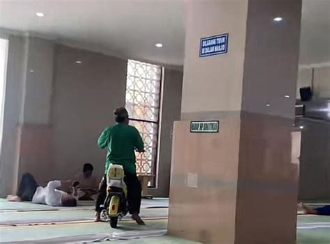 Lelaki Tunggang Motosikal Elektrik Dalam Masjid Isu Semasa Portal