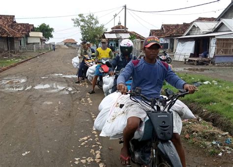 Pantai Sedari Kembali Dicemari Ceceran Limbah Minyak Spirit Jawa Barat