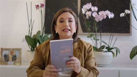 Xóchitl Gálvez envía a AMLO manual y libro sobre violencia política de