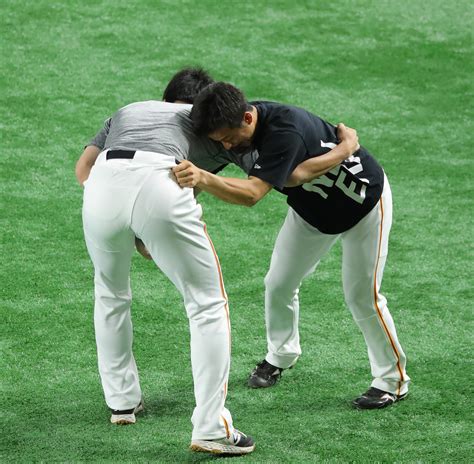 巨人情報サンスポ On Twitter 【練習風景から🏟️】 レスリングをする（？）湯浅大 選手と 広岡大志 選手（撮影・桐原正道） 巨人 ジャイアンツ Giants