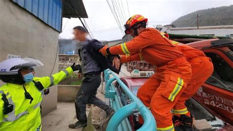 5车相撞，3人被困！贵阳一下坡路段发生车辆连环撞澎湃号·政务澎湃新闻 The Paper