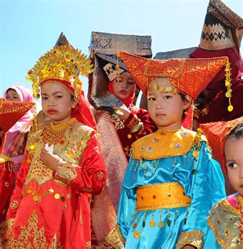 Pakaian Adat Orang Minang - GALERI NUSANTARA