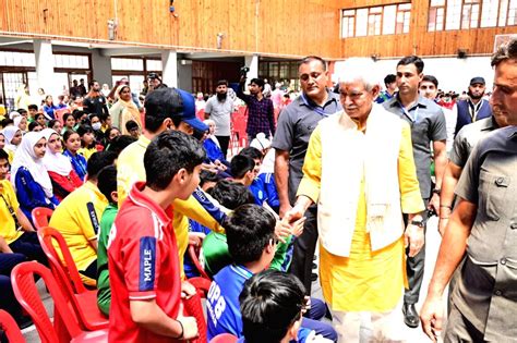 : Srinagar: Lt. Governor of Jammu and Kashmir Manoj Sinha interacts ...