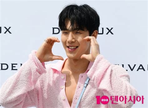 Ten 포토 몬스타엑스 셔누 감탄을 부르는 볼하트 텐아시아