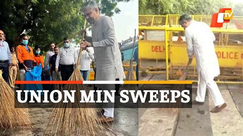 Minister Sweeps Railway Station Union Min Ashwini Vaishnaw During