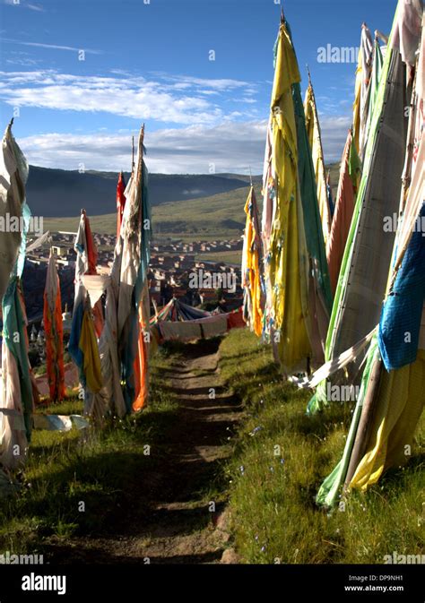 Lungta y Darchor banderas de oración Budistas tibetanos en el Tíbet