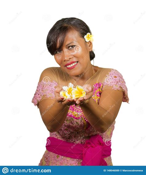 O Meio Bonito E Feliz Envelheceu A Mulher Indon Sia Do Balinese No