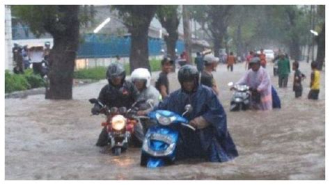 Lagi Musim Hujan Ini Cara Mengatasi Motor Mogok Saat Menerjang Banjir