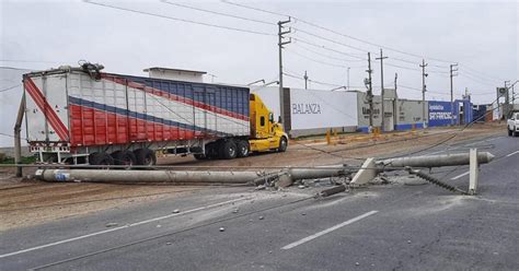 Camión derriba poste de alta tensión y deja sin electricidad a ciudad