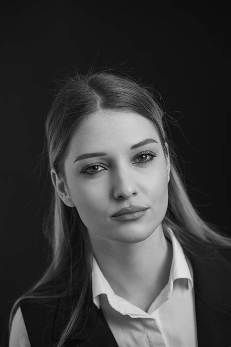 Woman Face in Black and White · Free Stock Photo