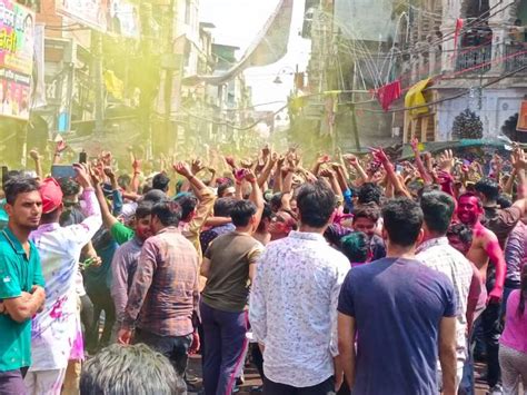 Youngsters Having Fun On The Tune Of Dj In Chowk Groups Of Hurriyars