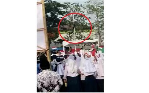 Viral Aksi Heroik Satpam Puskesmas Panjat Tiang Gegara Bendera Terbalik