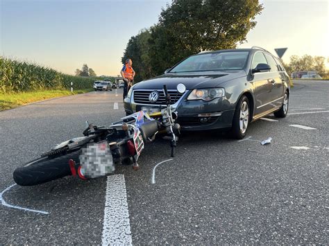 Auto Prallt Frontal Gegen Töff 17 Jährige Motorradfahrerin Stürzt Und Verletzt Sich Der