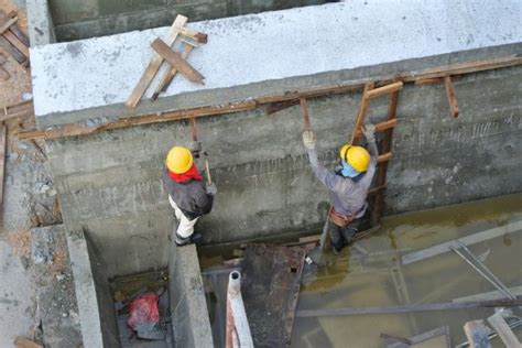 Construction Workers Dismantling Beam Formwork — Stock Photo