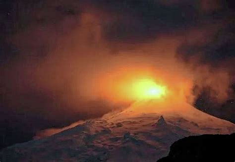 Alerta por columna de humo y sismo largo generado por el volcán