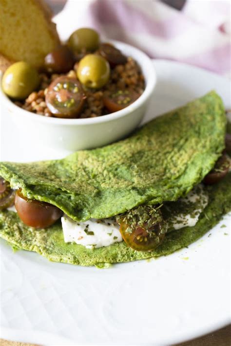 Tortitas De Espinaca Con Queso Y Tomates De Cereza Con Ensalada De