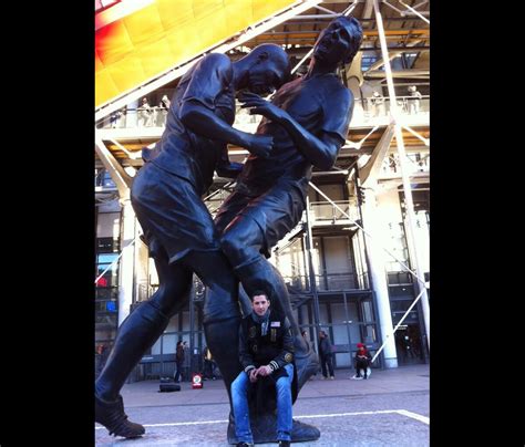 Photo Marco Materazzi pose devant la sculpture géante représentant le