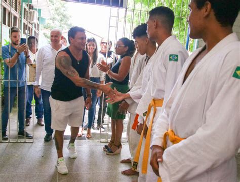 Popó visita escola de Teresina e relembra luta contra Whindersson Nunes