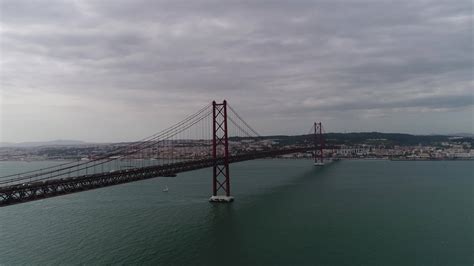 A Reo Vis O Tr Fego Dentro De Abril Ponte Sobre A Rio Tejo Lisboa