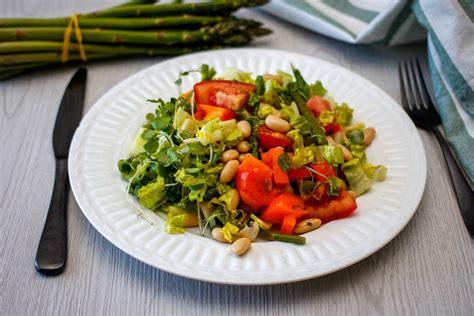 Griechischer Salat Mit Tomate Gurke Zwiebel Sonnengetrocknete Tomate