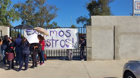 A Falta De Maestros Toman Escuela