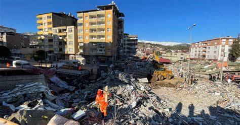 Gaziantepte korku dolu anlar Hasarlı iki bina çöktü yaralananlar var