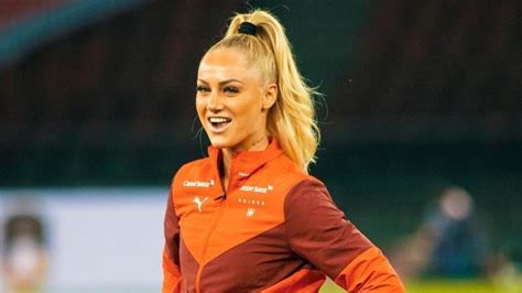 Conheça Alisha Lehmann a glamorosa jogadora de futebol do Aston Villa