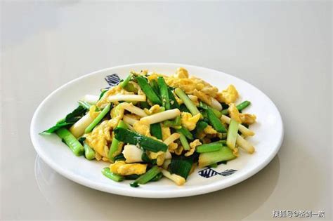 春季饮食以清淡为主，适当进补，这10道家常菜可经常做给家人吃！蒜苗食材胡萝卜