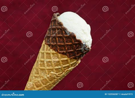 Um Gelado Branco Em Um Copo Marrom Do Waffle Imagem De Stock Imagem