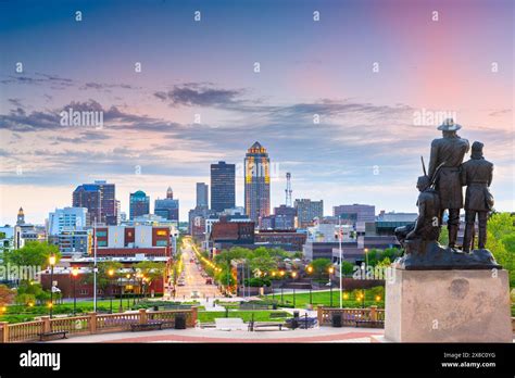 Des Moines Iowa Usa Downtown City Skyline At Dusk Stock Photo Alamy