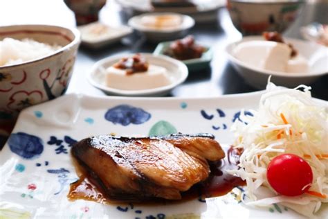 ブリの照り焼きの人気レシピ！フライパンで簡単！漬け込みの下味冷凍の作り方も紹介