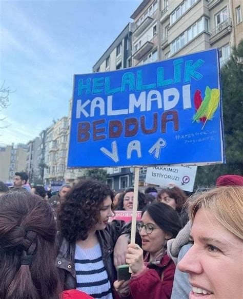 Feminist Gece Yürüyüşüne Katılan Kadınlar Birbirinden Atarlı Giderli