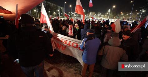 Protest PiS przed Urzędem Wojewódzkim w Kielcach Było o wrażych