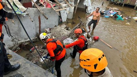 Detik Detik Dua Bangunan Ambruk Di Tepi Sungai Di Pontianak Korban