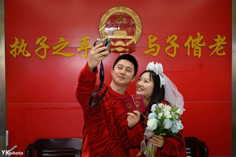 “20220222”迎结婚登记潮：太原新人扎堆领取结婚证结婚证新人结婚登记新浪新闻