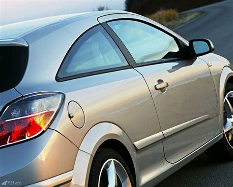 Opel Astra GTC Bilder. Gran Turismo Compact Fotos