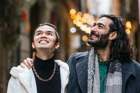 Feliz Casal Gay Sorrindo Enquanto Caminhava Juntos Ao Ar Livre Imagem De Stock Imagem De
