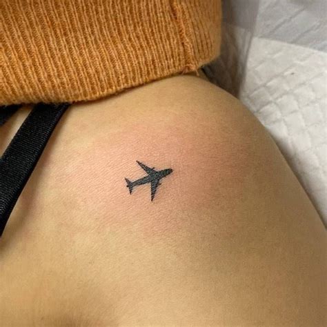 Minimalist Airplane Tattoo On The Shoulder Ideas De Tatuaje Femenino