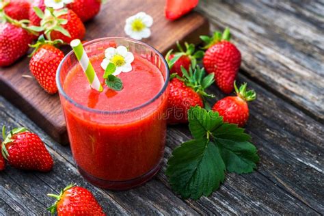 Aardbei Smoothie En Aardbeien Stock Foto Image Of Zoet Munt