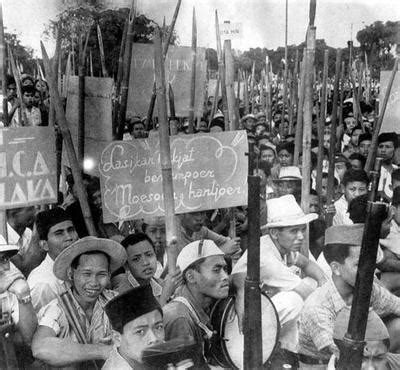 Indonesians fighting for Independence. Indonesia's national revolution