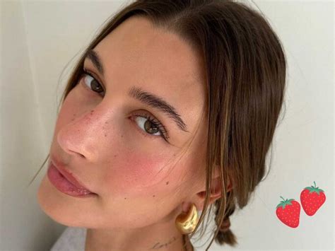 Strawberry Make up Trend So schminkst du den glowy Look à la Hailey Bieber