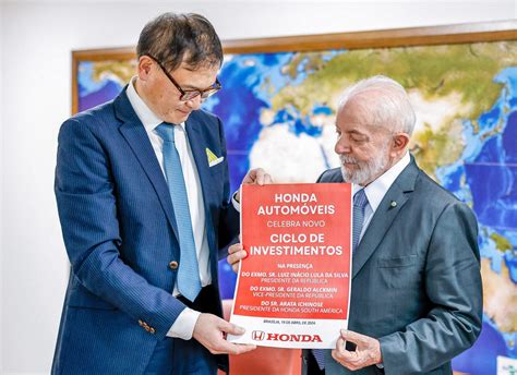 Ao Lado De Lula Presidente Da Honda Anuncia Investimento De R 4 2 Bi