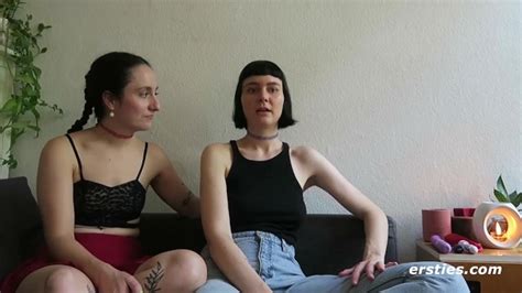 Heiße Mädels zeigen wie man Spaß im Lockdown haben kann Watch Lesbian