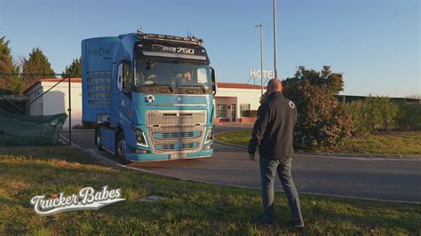 Trucker Babes Sabrina kämpft mit Portugals engster Parkplatzkurve