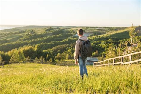 Turista Con Mochila De Pie En La Cima De La Colina En El Campo De