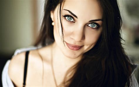 Smiling Woman Wallpaper Beautiful Grey Eyes Girl 1920x1200