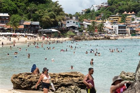 Premium Photo People Walking On The Sands Of Morro De Sao Paulo Beach