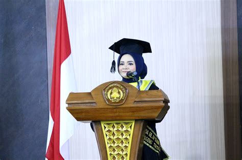 Mandiri Sejak Dini Lizzy Raih Predikat Lulusan Terbaik Di Wisuda