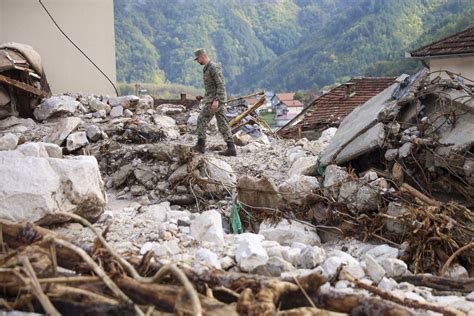 Bosnie Forte Inondations Au Moins 17 Morts Les Recherches De