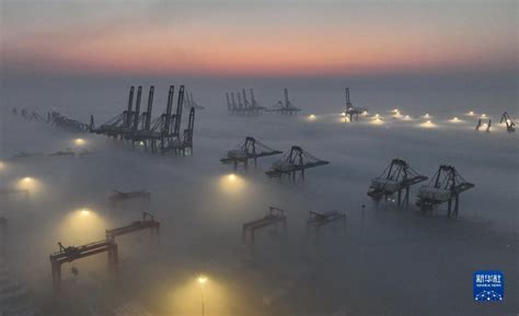 Advektionsnebel Sorgt F R Traumhafte Szenerie Am Hafen Jingtang China